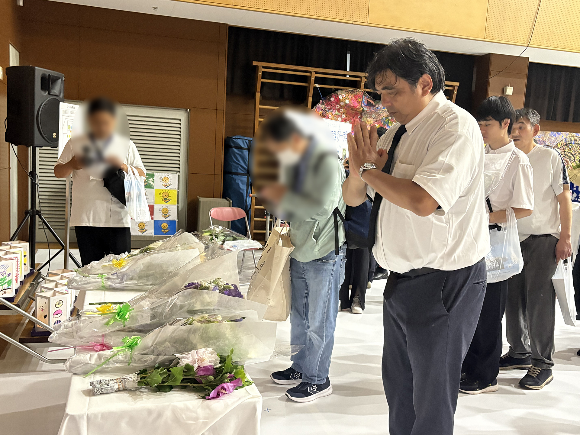 急遽、体育館に移動された献花台で献花を行いました